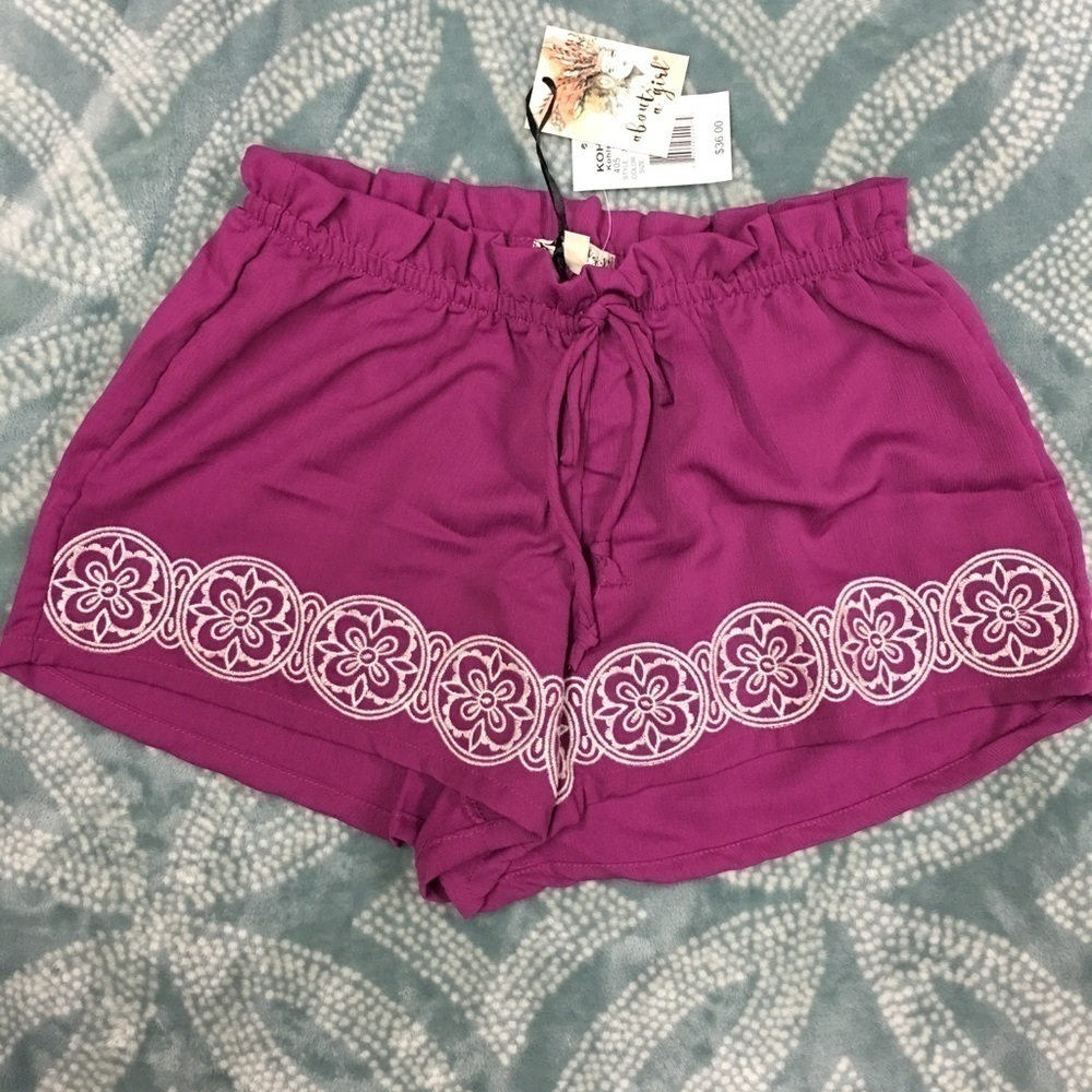 About a girl juniors soft shorts‎